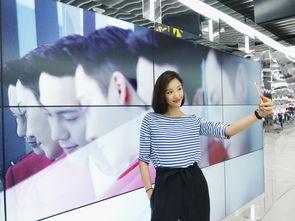 地铁举手网红,一招走红，揭秘网络红人的崛起之路