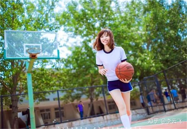 篮球美女网红长发照片