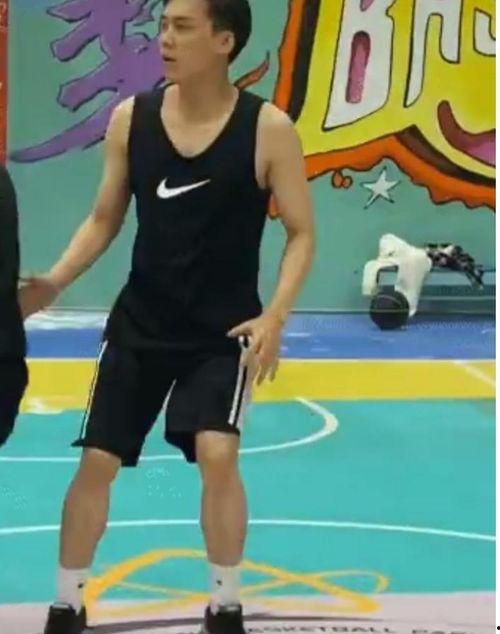 明星假扮路人打蓝球,篮球场上展身手