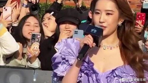 明星跟粉丝偶遇,甜蜜瞬间曝光